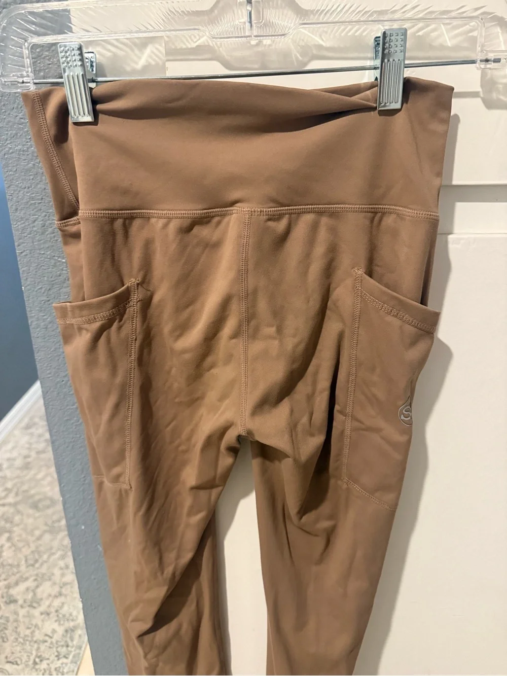 High-Waist Pocket Leggings in Camel - Picture 3 of 4